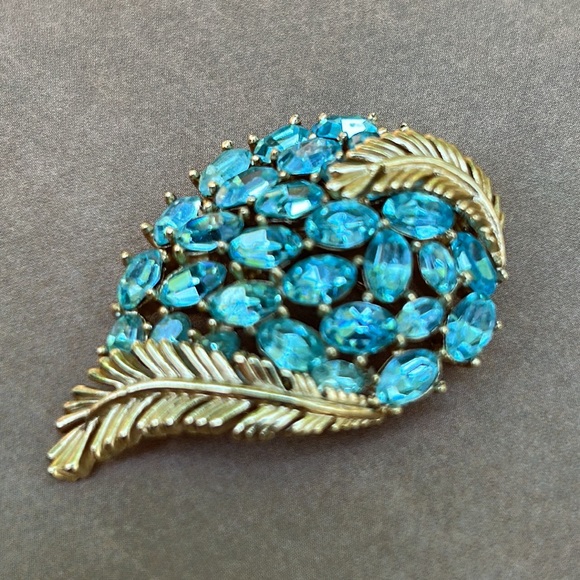 Trifari Vintage Blue Brooch with Gold Toned Fern Leaves - Picture 4 of 14